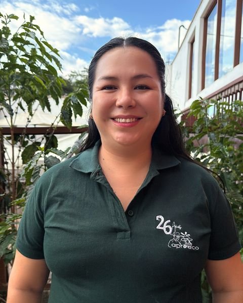 Delicia Guzmán Flores, de Administración Interna, sonriente con polo verde de APROECO.