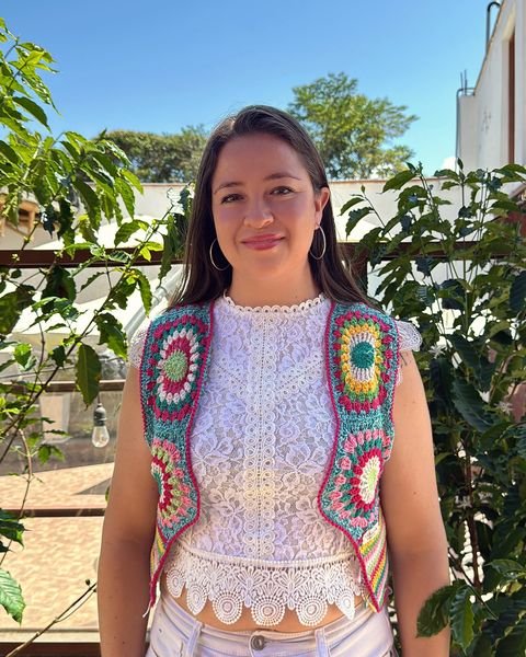 Paola Díaz Hoyos, de Desarrollo social, género e inclusión, con blusa blanca y chaleco tejido de colores.